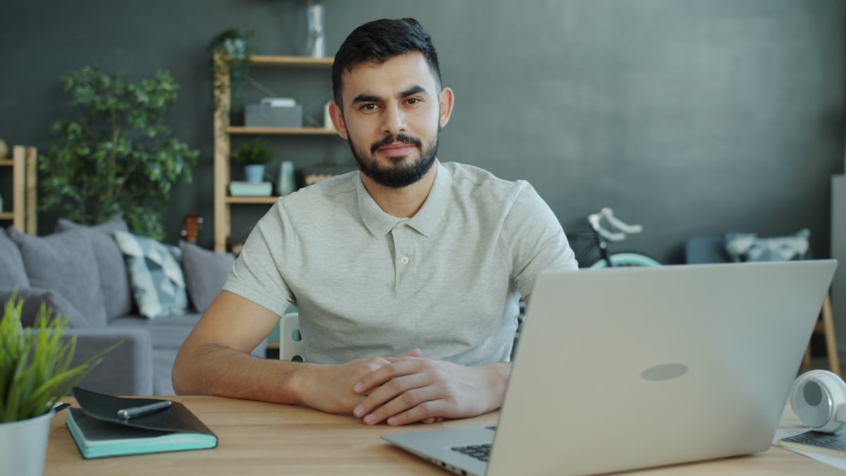 Solopreneur trabajando en su laptop con sistema de seguimiento de clientes